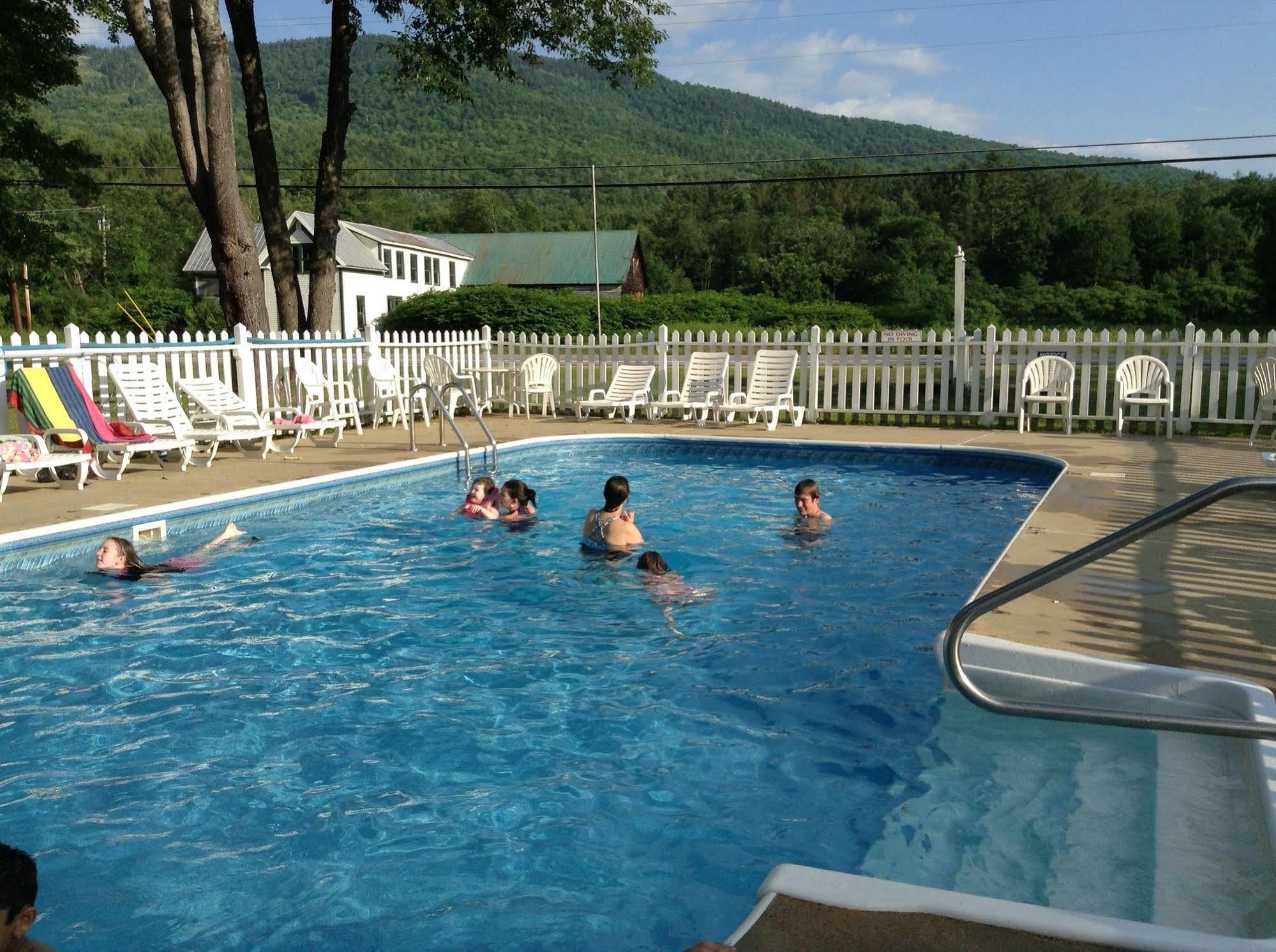 The Villager Motel Бартлетт Экстерьер фото
