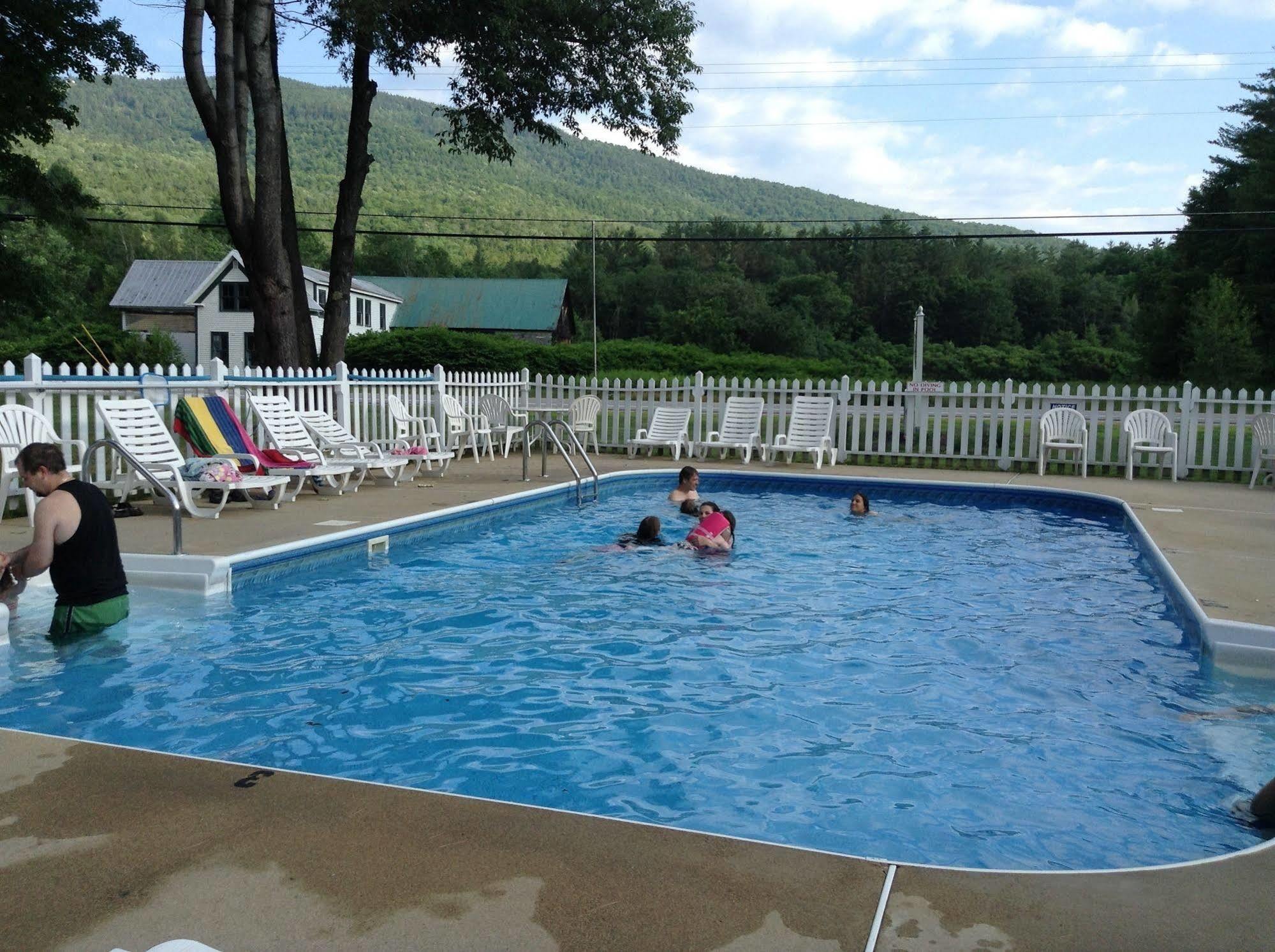 The Villager Motel Бартлетт Экстерьер фото