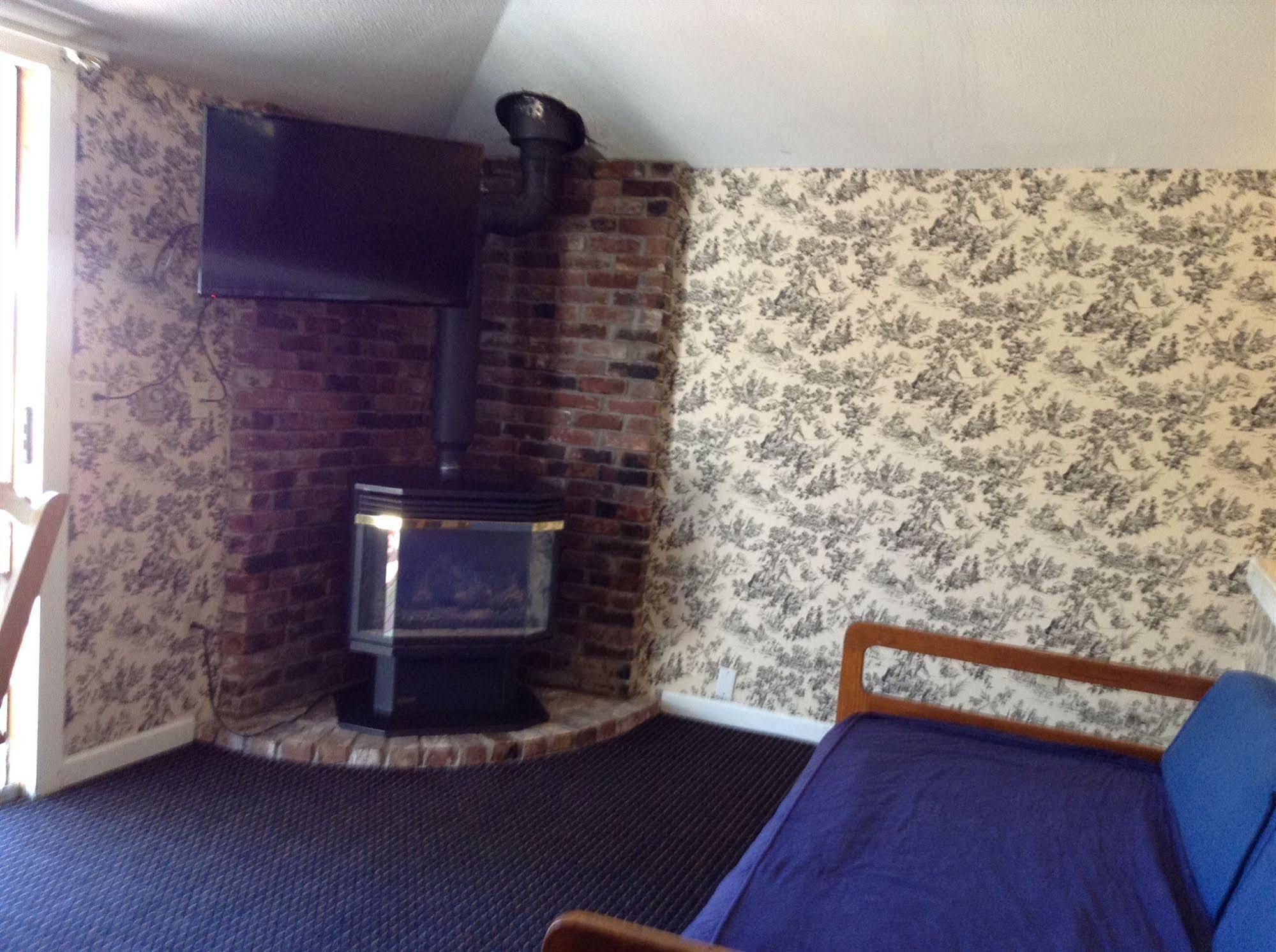 The Villager Motel Бартлетт Экстерьер фото